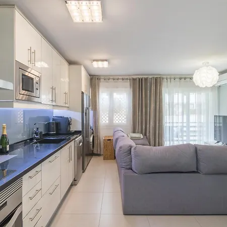 Apartment Sun - 3 Bedrooms, Priv Parking, Pool, Ac, Tv Channels, Fibre Net *