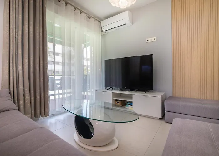 Sun - 3 Bedrooms, Priv Parking, Pool, Ac, Tv Channels, Fibre Net