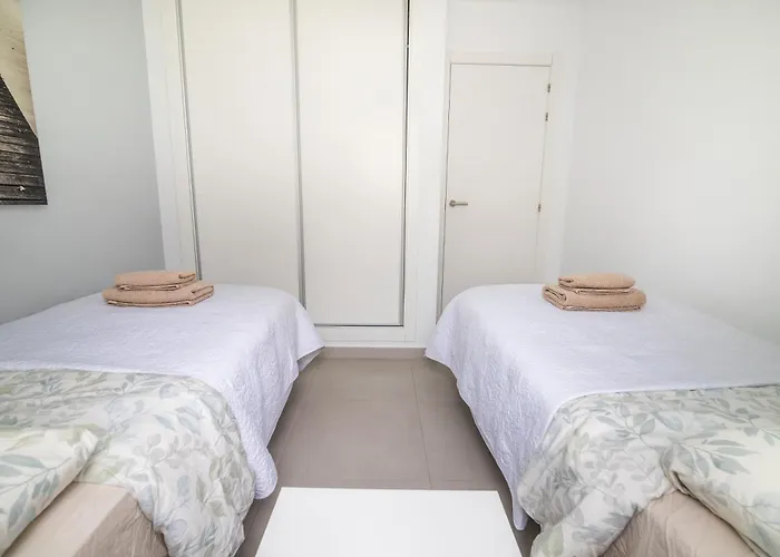 Sun - 3 Bedrooms, Priv Parking, Pool, Ac, Tv Channels, Fibre Net *