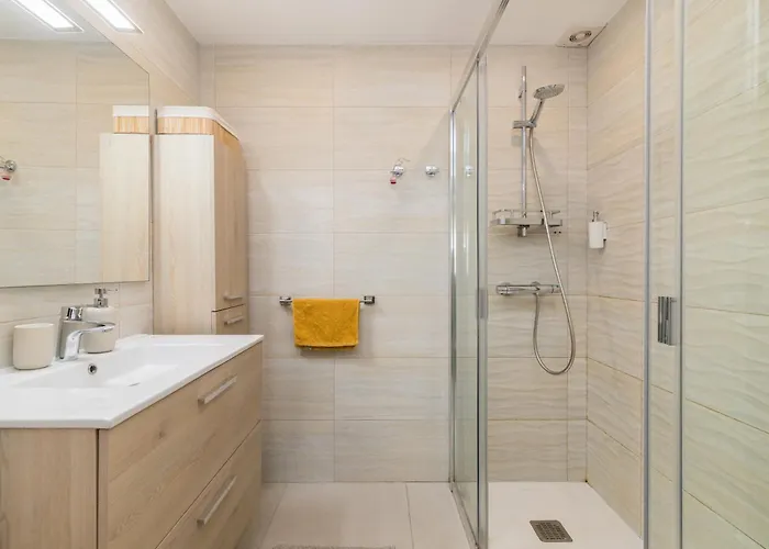 Sun - 3 Bedrooms, Priv Parking, Pool, Ac, Tv Channels, Fibre Net