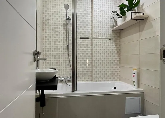 Sun - 3 Bedrooms, Priv Parking, Pool, Ac, Tv Channels, Fibre Net