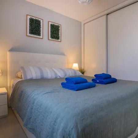 Sun - 3 Bedrooms, Priv Parking, Pool, Ac, Tv Channels, Fibre Net Daire