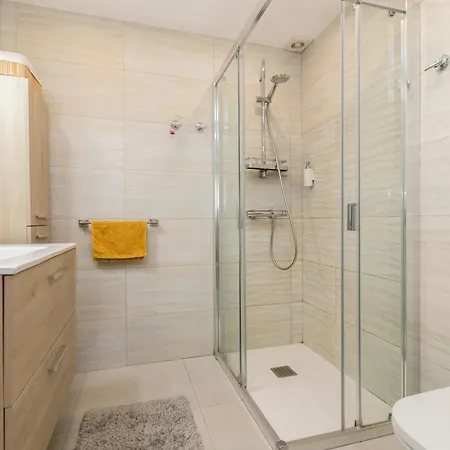 Sun - 3 Bedrooms, Priv Parking, Pool, Ac, Tv Channels, Fibre Net Daire