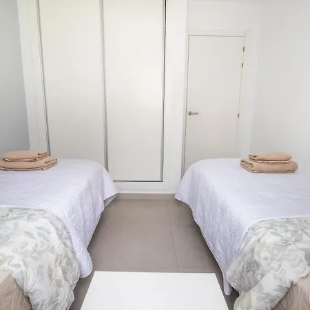 Sun - 3 Bedrooms, Priv Parking, Pool, Ac, Tv Channels, Fibre Net *