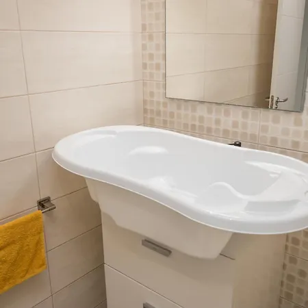 Sun - 3 Bedrooms, Priv Parking, Pool, Ac, Tv Channels, Fibre Net *