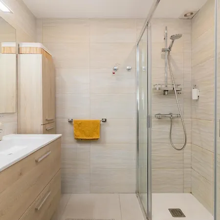 Sun - 3 Bedrooms, Priv Parking, Pool, Ac, Tv Channels, Fibre Net